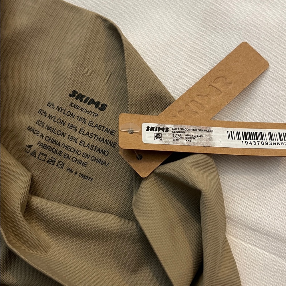 SKIMS SOFT SMOOTHING SEAMLESS LEGGING - Picture 2 of 3